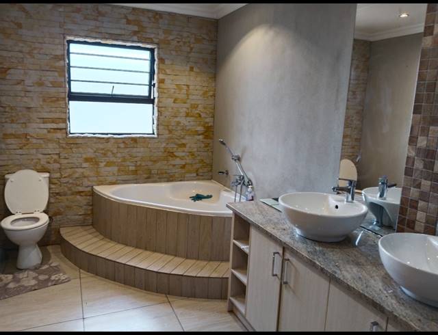 3 BEDROOM DUET TO LET IN HILLSIDE